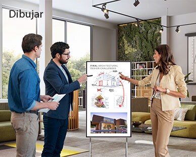 Varias personas están conversando y compartiendo sus ideas con LG One:Quick Flex. Una persona está tomando notas de los datos que se muestran en la pantalla One:Quick Flex con un lápiz táctil. La imagen que se envía desde LG One:Quick Flex se muestra en el teléfono celular de una mujer.