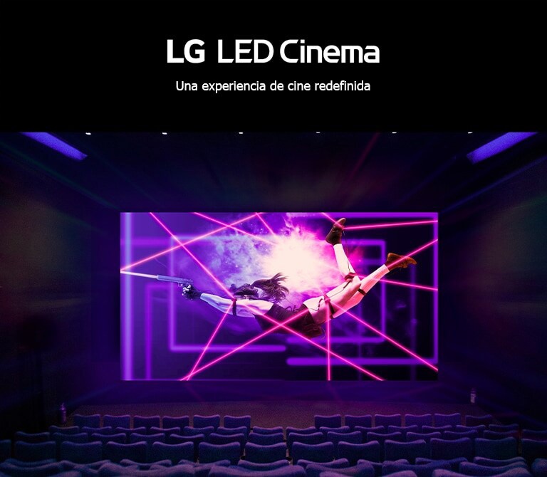 Una gran pantalla LED muestra una escena de acción colorida y animada en el cine.