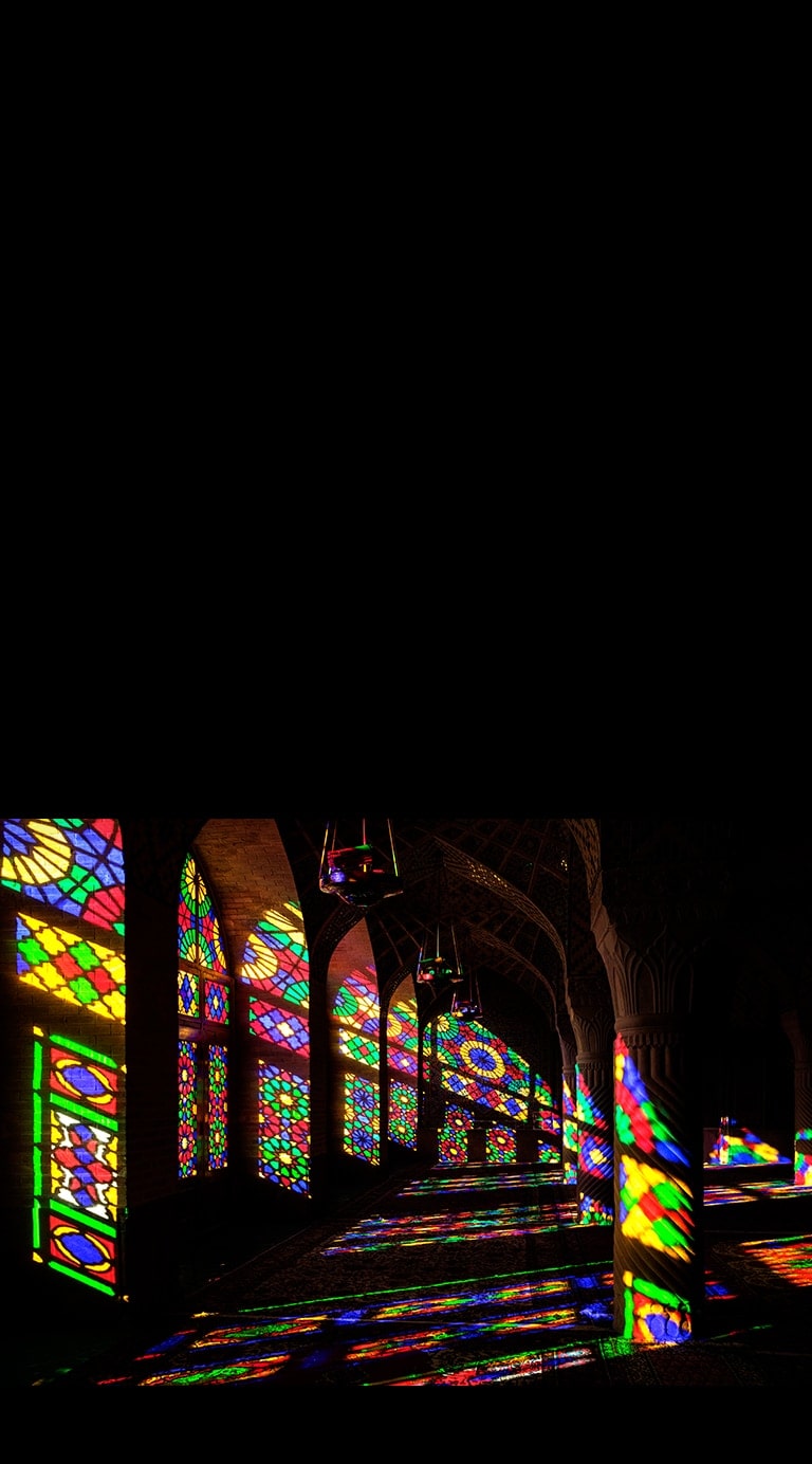 El cristal de colores se refleja en un espacio oscuro usando colores vibrantes. La pantalla de visualización de alta resolución permite que los colores se presenten de forma más clara y distinta al distinguir la sombra oscura y los colores vivos.