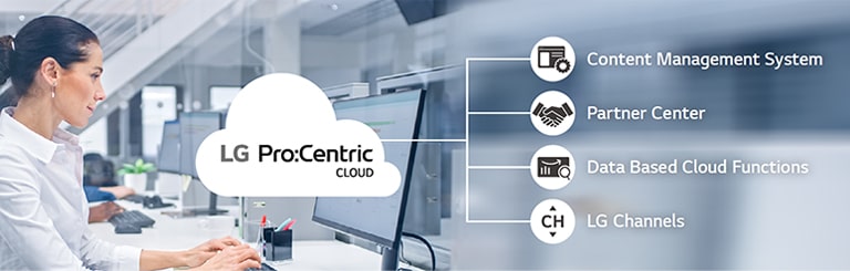 Una mujer trabaja con Pro:Centric Cloud.