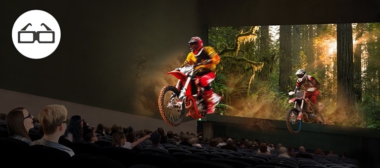 En la sala de cine, la gente mira la película con gafas 3D y la vivacidad de la pantalla 3D se transmite a la audiencia.