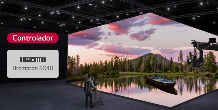 Un estudio de producción virtual con paredes curvas de LED y LED de techo y piso está siendo filmado, y se muestra un controlador compatible junto a él.