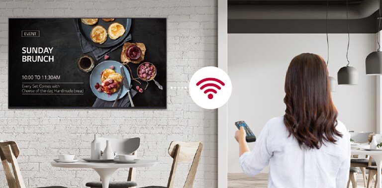 Un letrero en la pared tiene un altavoz incorporado que reproduce un audio rico.