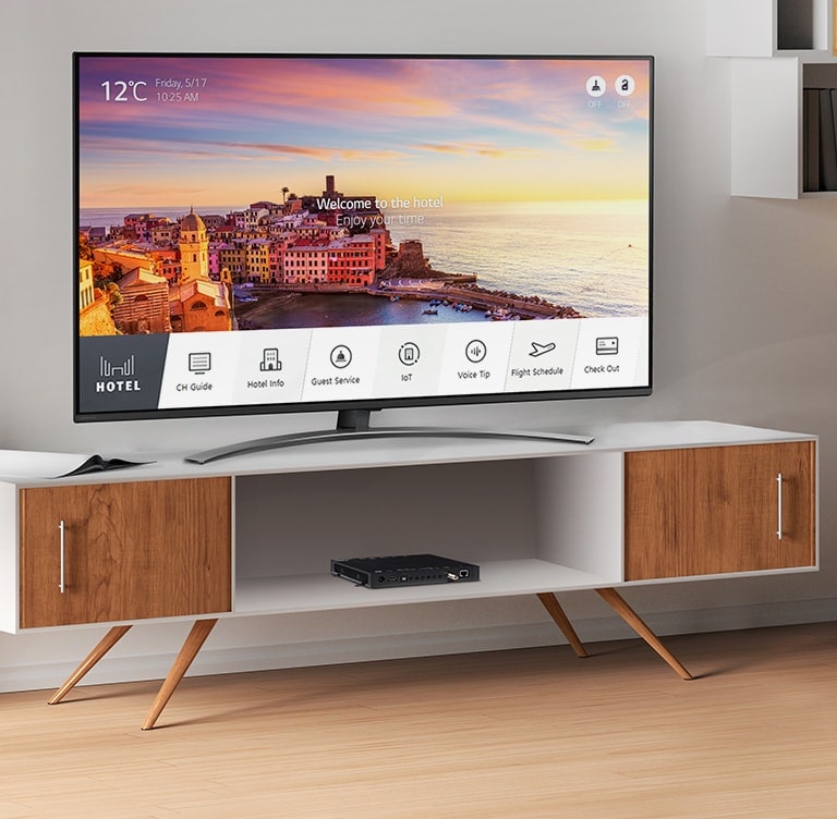 Hay una imagen simulada para mostrar el decodificador del Pro:Centric, STB-6500, instalado en la habitación del hotel. El televisor conectado al STB-6500 brinda información y servicios variados a los huéspedes.