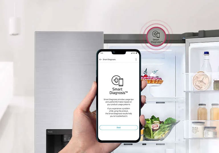 Una mano sostiene un teléfono con Smart Diagnosis mientras el refrigerador abierto tiene un ícono de diagnóstico inteligente