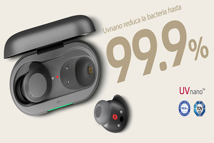 Un estuche de xboom Buds Plus color negro abierto con un earbud dentro y otro afuera.
