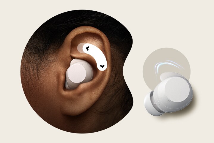 La oreja izquierda de una persona con una unidad de xboom Buds Lite puesta. Sobre el audífono, hay una flecha bidireccional