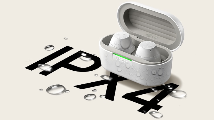 Se coloca una base blanca de xboom Buds con la luz encendida y un par de auriculares colocados en diagonal. Debajo de la base hay algunas gotas de agua en el suelo y la base está parcialmente salpicada de agua.