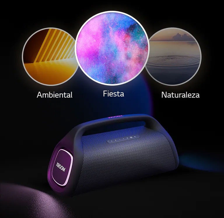 LG XBOOM Go XG9 con iluminación púrpura sobre el suelo. En la parte superior del altavoz se muestran tres modos; ritmo, fiesta, fuegos artificiales, espacio.