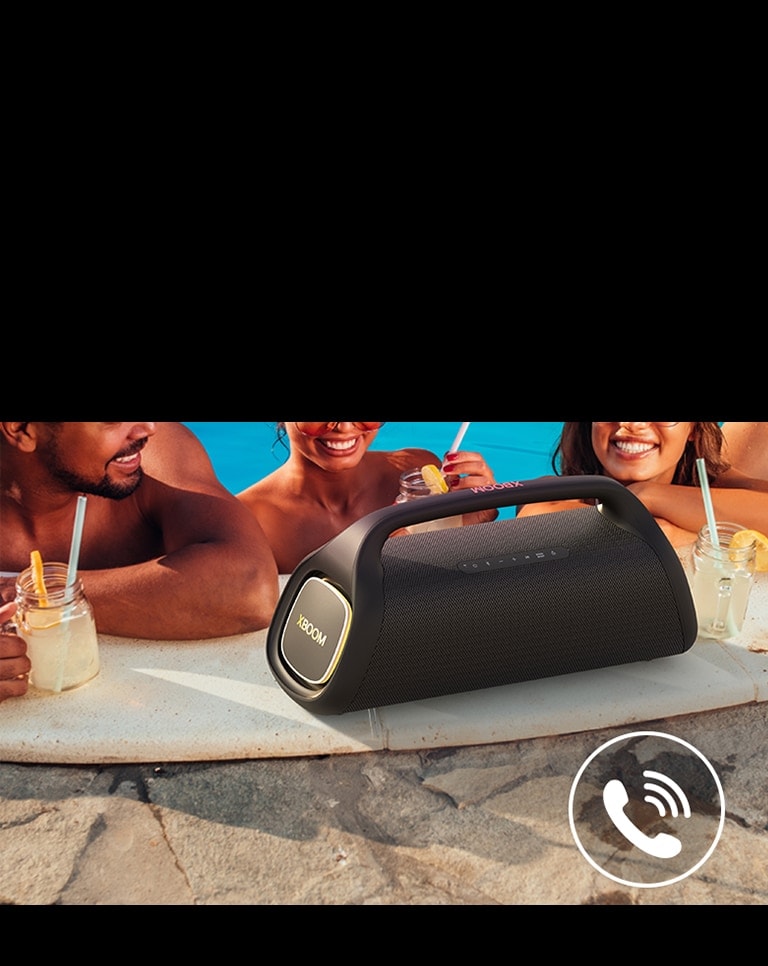 LG XBOOM Go XG9 está junto a la piscina. Tres personas hablan por el altavoz de la piscina.