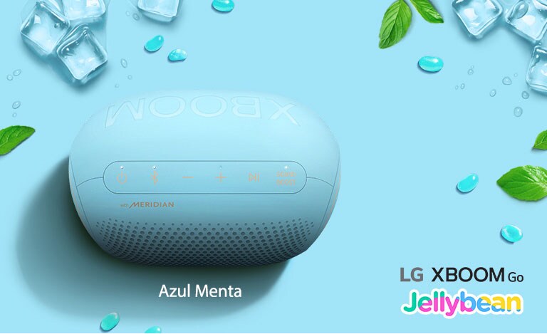 Una gomita color menta polar en forma de LG XBOOM Go PLB2B puesto sobre un fondo azul y naranja.