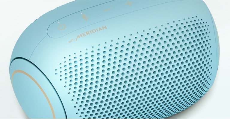 Una vista cercana del logo Meridian sobre un LG XBOOM Go PL2B