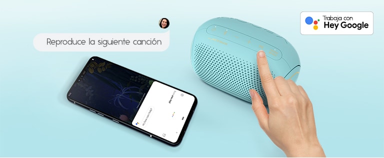 Una vista superior de un dedo presionando un botón del LG XBOOM Go PL2B y un smartphone acostado a su lado con una globo de diálogo y el logo de Google