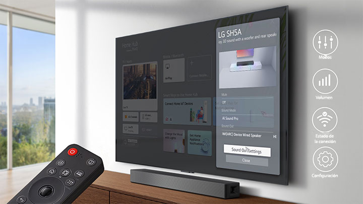 Un televisor montado en la pared muestra la pantalla de inicio de LG webOS y SH5A está ubicado debajo del televisor, sobre la mesa del televisor. A la izquierda, se muestra parcialmente un control remoto de TV LG y, a la derecha, 4 íconos muestran las funciones de la interfaz WOW.