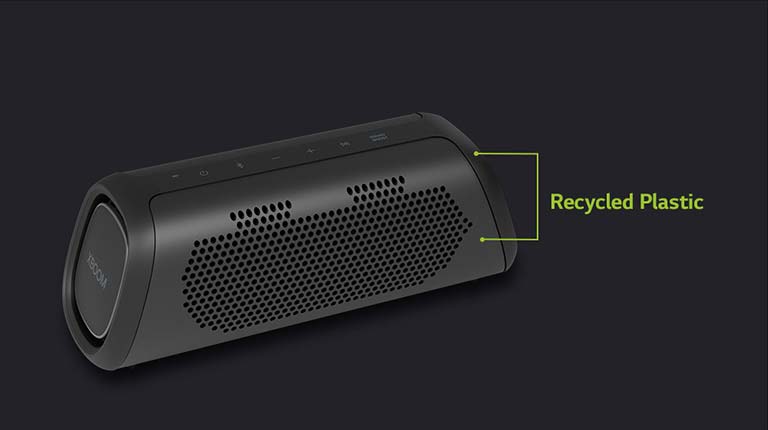 Hay una vista diagonal del altavoz, que muestra piezas recicladas.