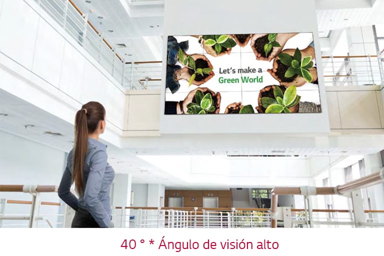 Una mujer está mirando la pantalla instalada en el piso de arriba.