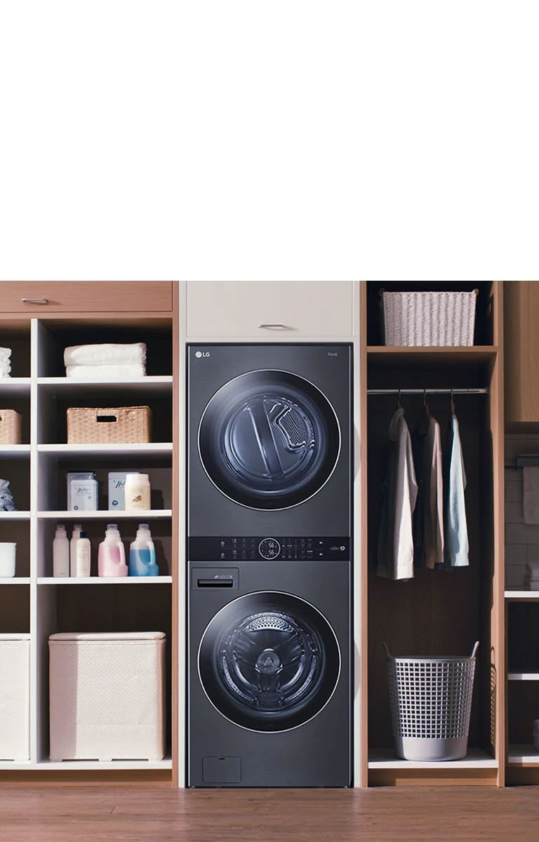 Una Torre de Lavado LG blanca se instala con estanterías y un armario en un módulo de pared.