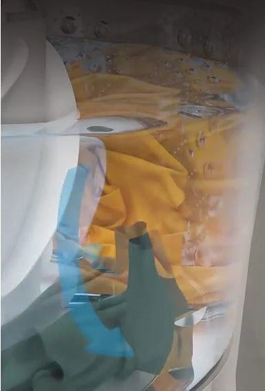 Dos videos están uno al lado del otro con botones de reproducción / pausa individuales en la parte inferior central de cada uno. El video de la derecha está etiquetado como "Movimiento hacia abajo" en la parte superior y muestra con flechas azules y ropa en el agua cómo la ropa se mueve hacia abajo en el centro y luego hacia arriba y alrededor de los lados.