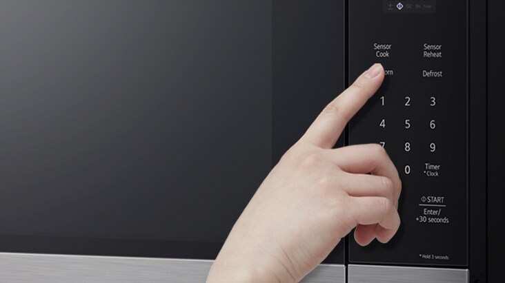 La imagen describe cómo la función de control de vidrio SmoothTouch® funciona con una mano sobre el microondas NeoChef.