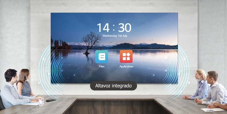 Las personas participan en una reunión mientras ven la pantalla y escuchan el sonido con el LAEC y su altavoz incorporado, instalado en la sala de reuniones.