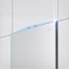 Se muestra la parte superior del refrigerador desde un ángulo con dos que apuntan hacia la pared en el borde superior para indicar que el refrigerador está empotrado y al ras respecto de los gabinetes que lo rodean.