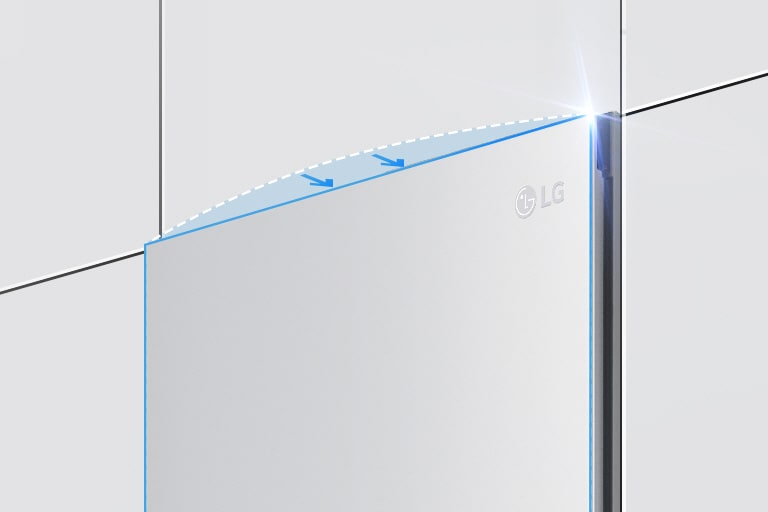 Se muestra la parte superior del refrigerador desde un ángulo con dos que apuntan hacia la pared en el borde superior para indicar que el refrigerador está empotrado y al ras respecto de los gabinetes que lo rodean.