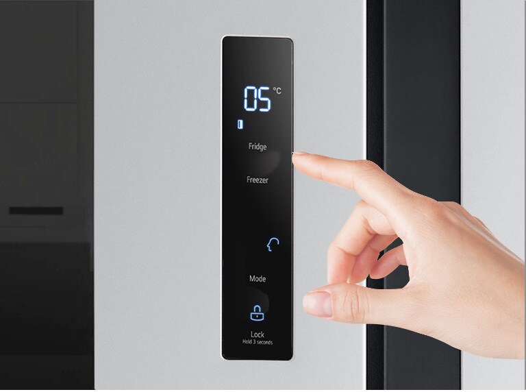 Imagen de la vista superior de la puerta del frigorífico abierta