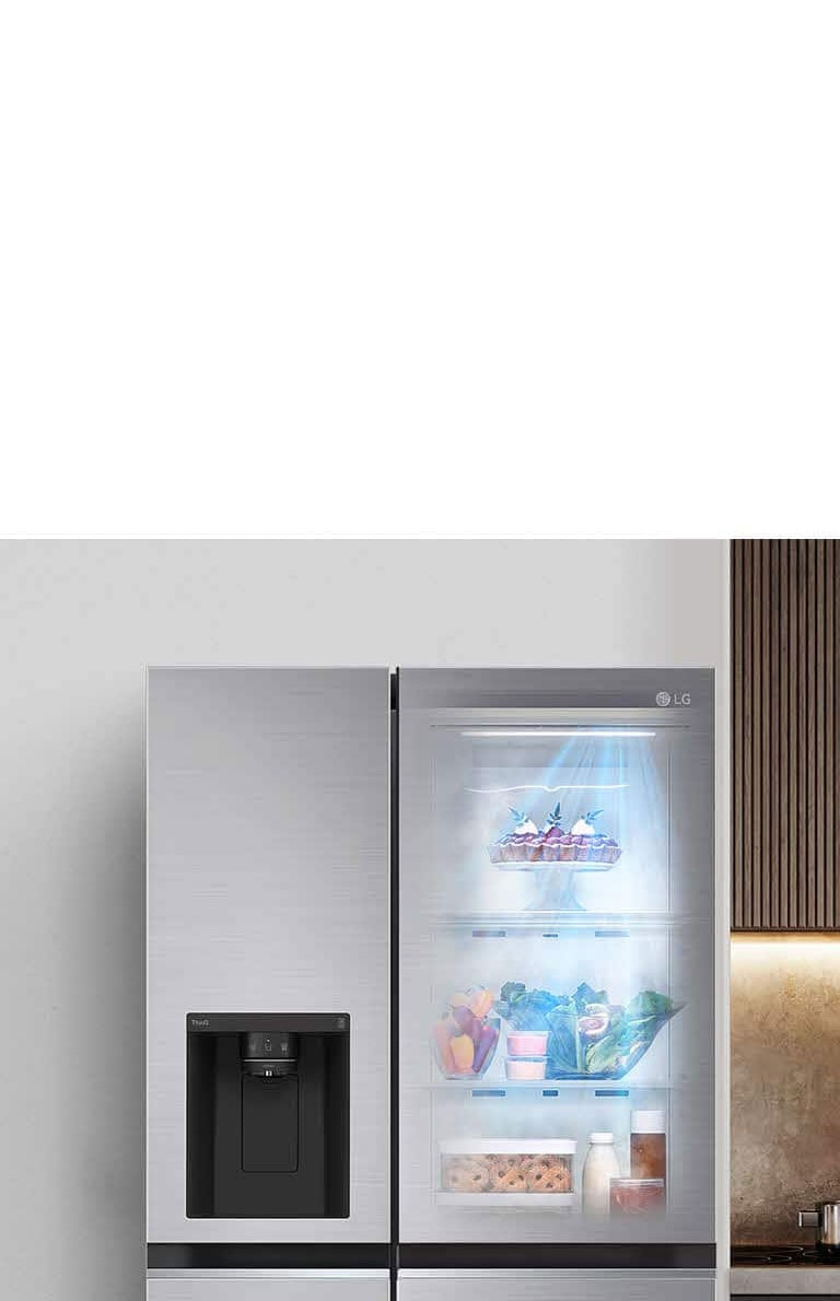 Refrigerador InstaView negro con luz interior visible, rayos de luz azul de DoorCooling.