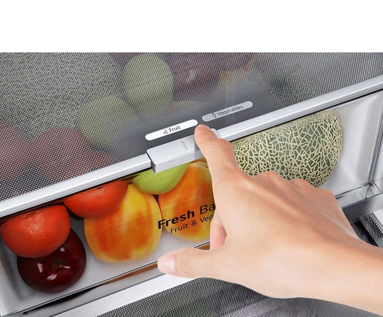 Los cajones inferiores están llenos de productos frescos. Una imagen ampliada muestra la palanca para ajustar la humedad.