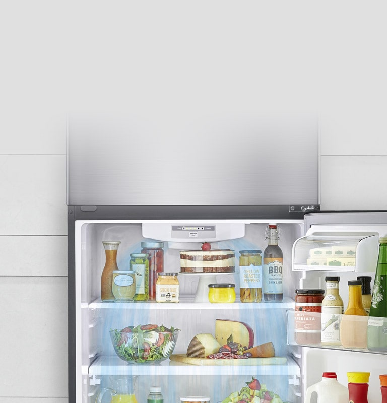 Se muestra un congelador superior LG con la puerta inferior abierta. El refrigerador está lleno de productos y se ve que el sistema de refrigeración libera el aire de refrigeración que circula de la parte superior a la inferior del mismo.