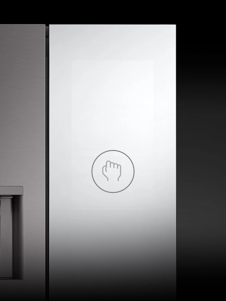 Tocando la puerta del frigorífico multi-puerta LG para ver el interior sin abrirla, mostrando la función InstaView™.