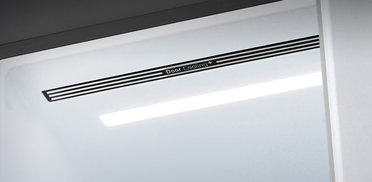 Una vista diagonal de la parte superior del refrigerador que muestra la suave iluminación LED.