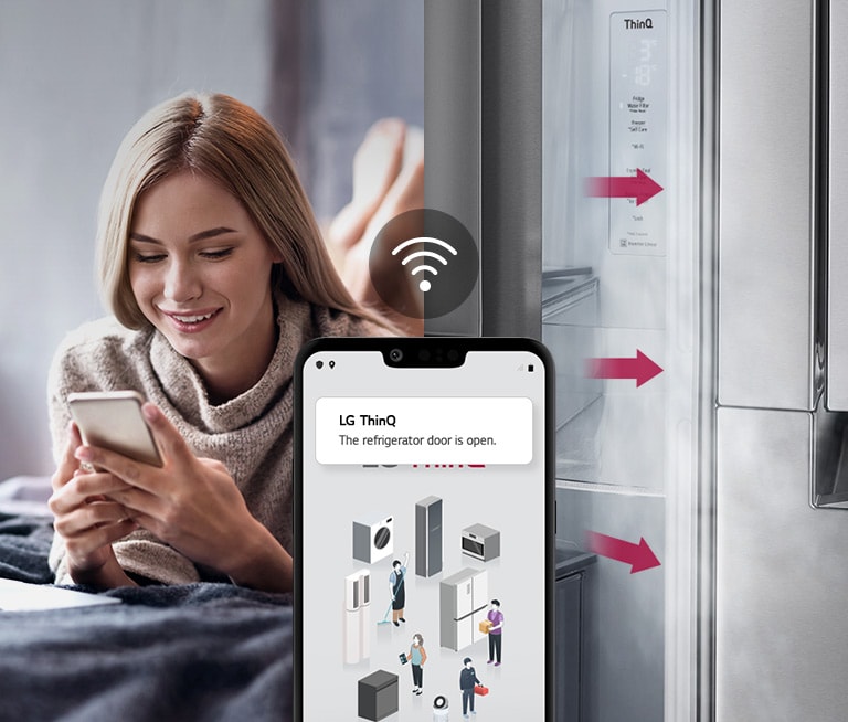 Una mujer descansa en una cama mirando la pantalla de su teléfono en una imagen. La segunda imagen muestra que la puerta del refrigerador se ha dejado abierta. Conéctese y controle desde cualquier lugar