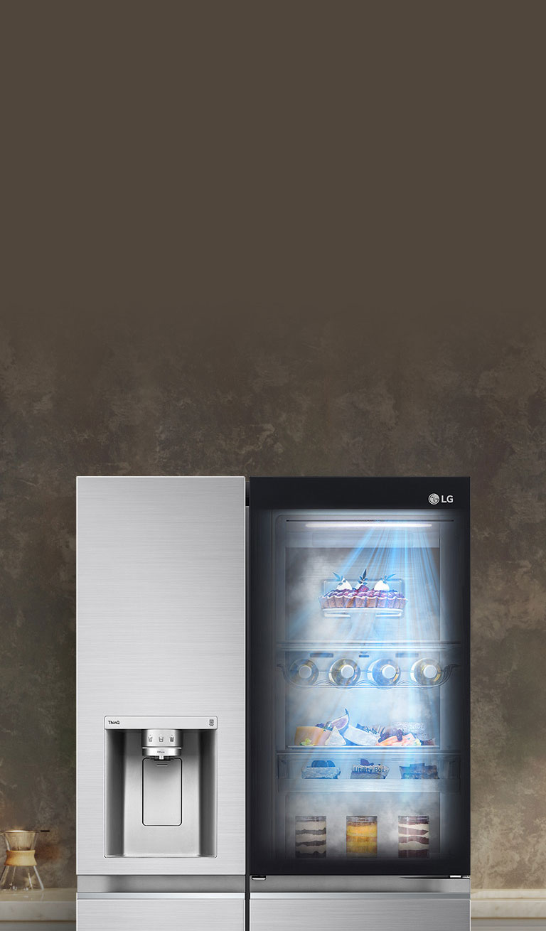 La vista frontal de un refrigerador InstaView negro con la luz encendida en el interior. El contenido del refrigerador se puede ver a través de la puerta InstaView. Los rayos de luz azul brillan sobre el contenido de la función DoorCooling.