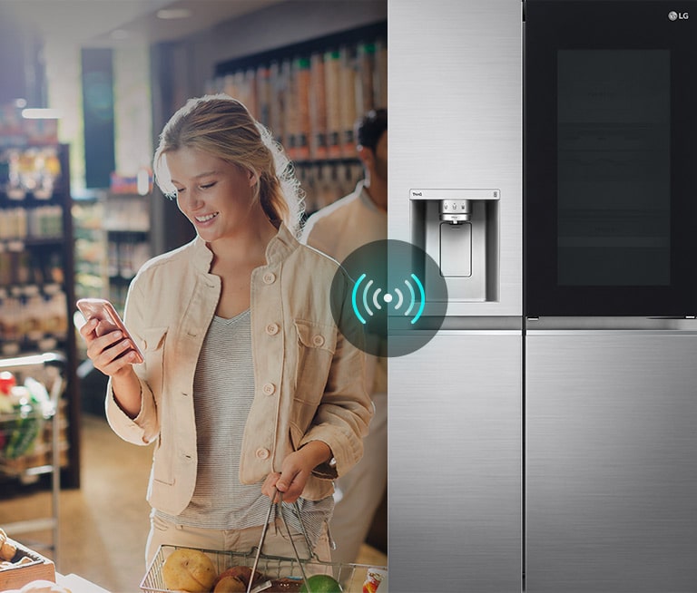La imagen de la izquierda muestra a una mujer de pie en una tienda de comestibles mirando su teléfono. La imagen de la derecha muestra la vista frontal del frigorífico. En el centro de las imágenes hay un icono que muestra la conectividad entre el teléfono y el frigorífico.