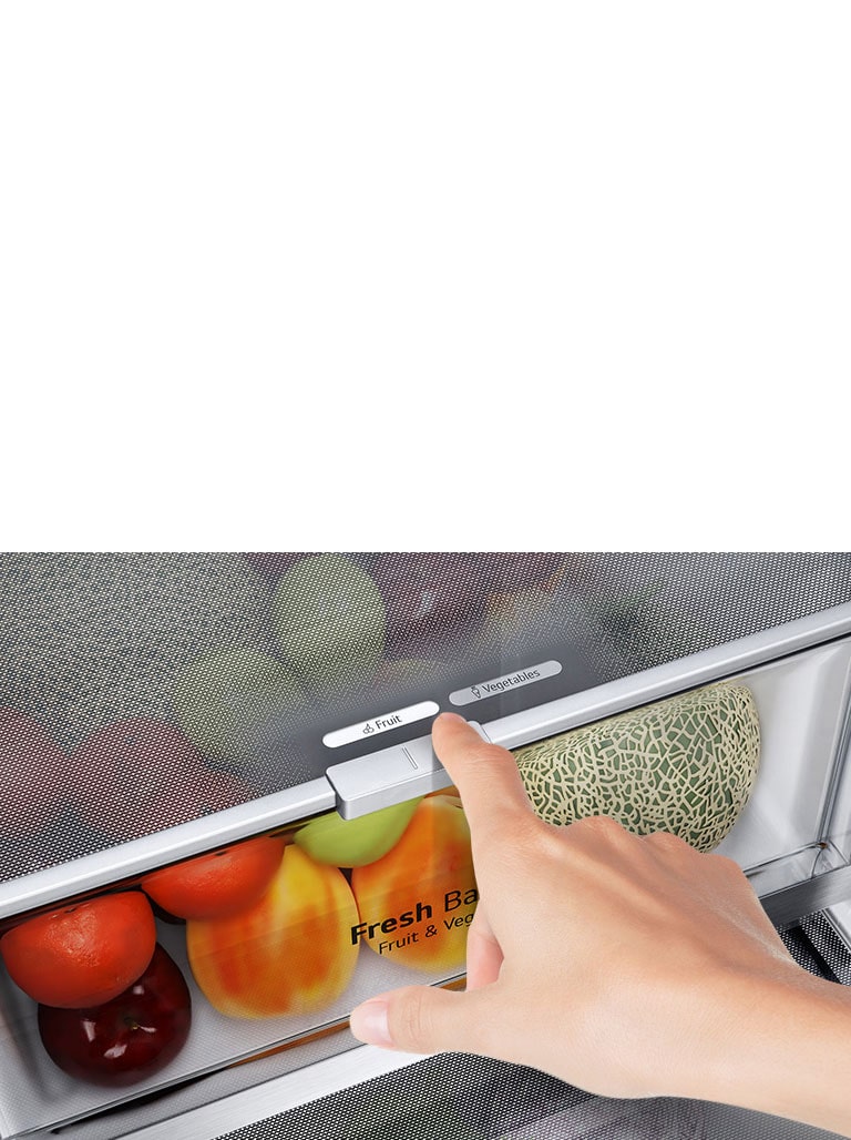 Los cajones inferiores del refrigerador están llenos de alimentos frescos. Una imagen en el interior amplía el botón de control para elegir el nivel de humedad óptimo para mantener los alimentos frescos.