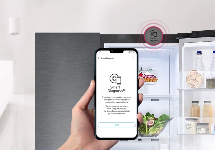 Una mano sostiene un teléfono. La pantalla del teléfono muestra la aplicación Smart Diagnosis.