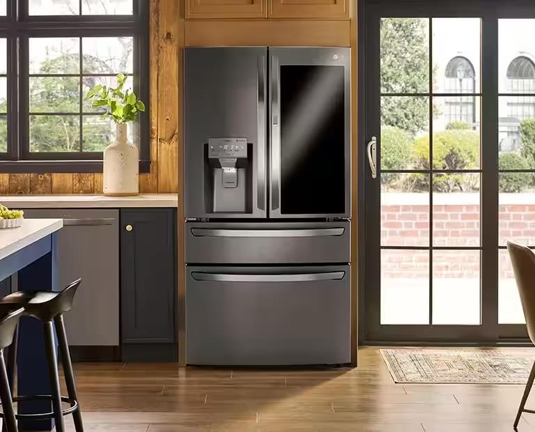 Vista frontal del refrigerador negro ubicado en una cocina.