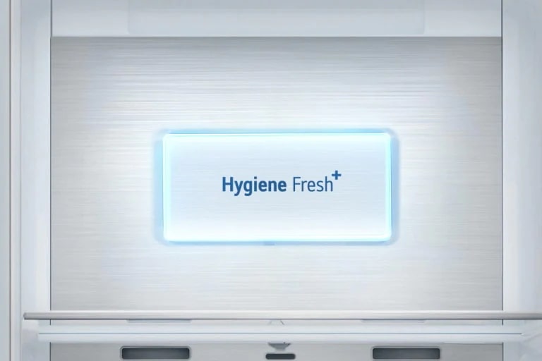 El vídeo comienza con un primer plano del panel "Hygiene Fresh+" del refrigerador. Varias bacterias vuelan alrededor y luego todo es absorbido por el panel "Hygiene Fresh+" y una luz ilumina el panel.