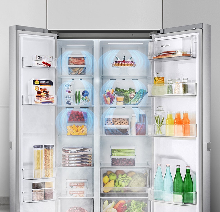 Refrigerador con puertas abiertas, interior lleno y nubes azules de niebla sobre los productos.