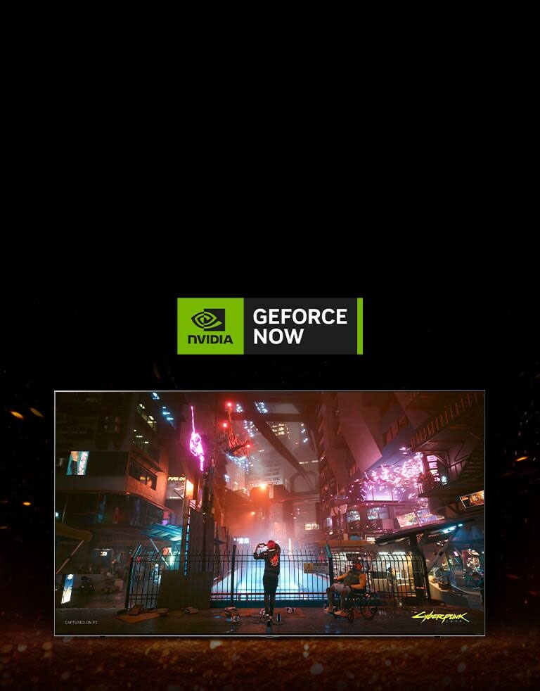 Hay chispas de llamas alrededor del televisor y en su interior se ve la pantalla de juego de Cyberpunk. Hay un logotipo de Geforce now en la parte superior del televisor.