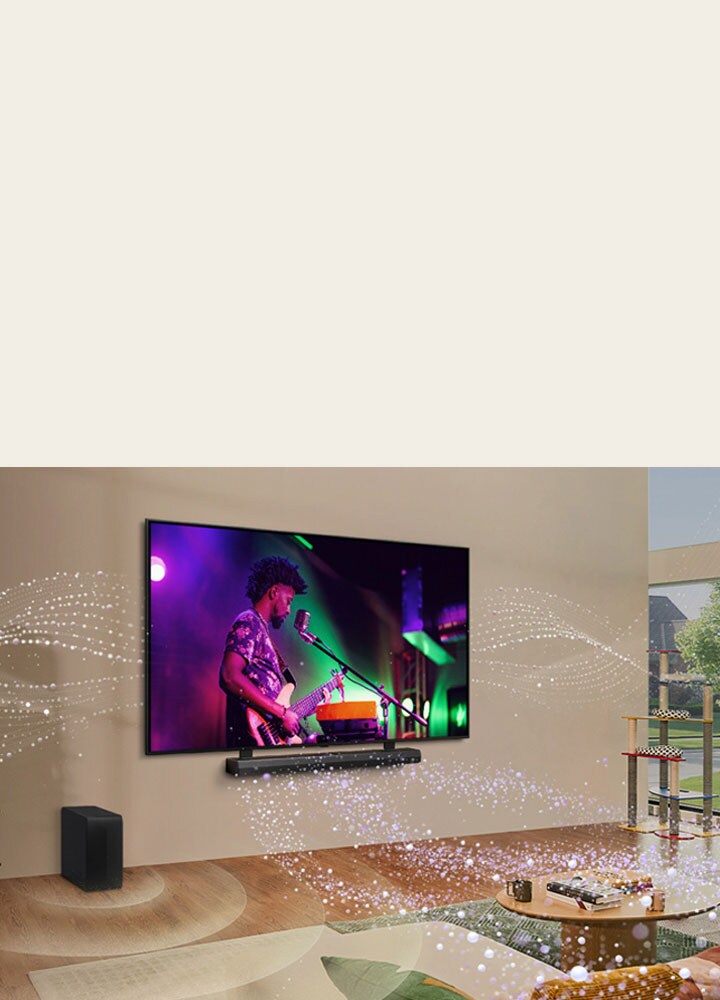 TV LG y barra de sonido LG montadas en la pared de una sala de estar y gráficos de formas brillantes por toda la habitación.