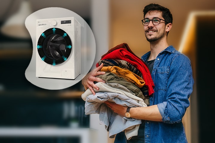 Él está de pie con la ropa lista y, a su lado, muestra una imagen más grande del interior de la lavadora.