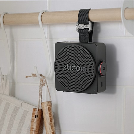Parlante LG Xboom Mini gris apagado y producir