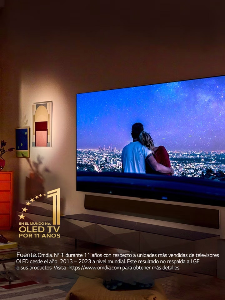 Una imagen del LG OLED evo G3 en la pared de un moderno y peculiar apartamento de Nueva York con una romántica escena nocturna que se reproduce en la pantalla.  Emblema del televisor OLED nº 1 del mundo durante 10 años.