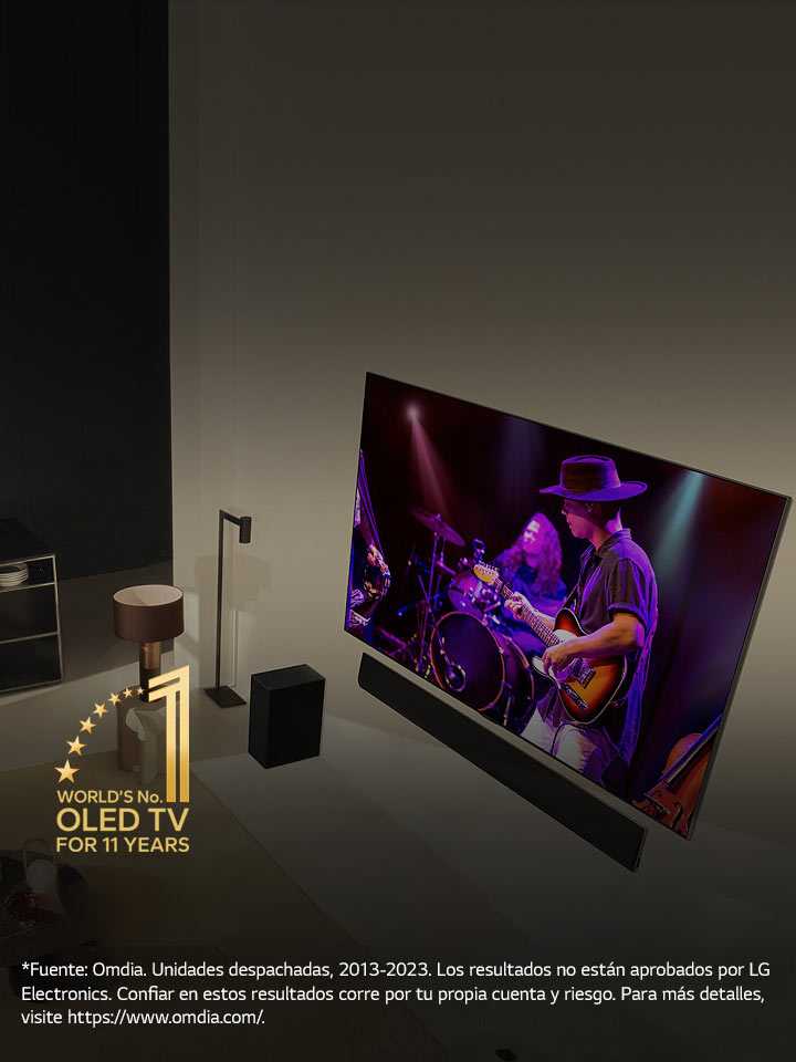 Una vista desde arriba de un hombre y una mujer viendo un concierto en una OLED TV grande en un apartamento moderno. En la imagen se muestra el emblema “La OLED TV número 1 del mundo durante 11 años”. Un descargo de responsabilidad dice: “Fuente: Omdia. Unidades despachadas, desde 2013 al 2023. Los resultados no están aprobados por LG Electronics. Confiar en estos resultados corre por tu propia cuenta y riesgo. Para más detalles, visite https://www.omdia.com/”.