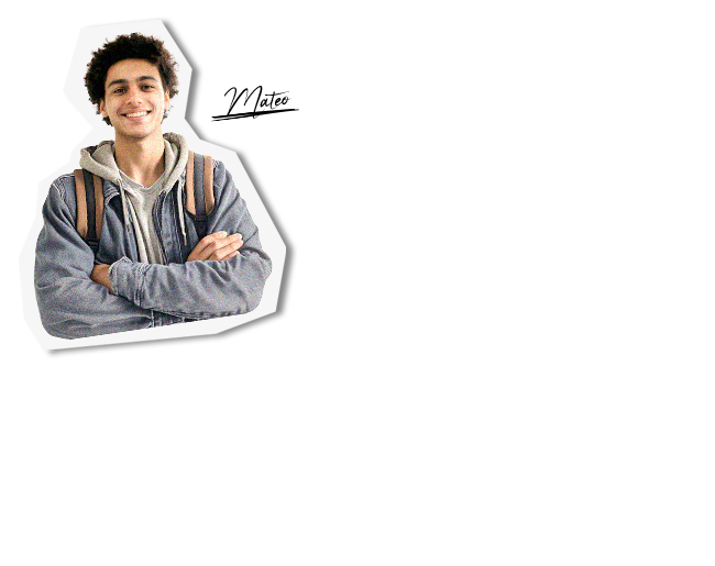 Ein lächelnder junger Mann mit dunklen Haaren in einem Jeanshemd.