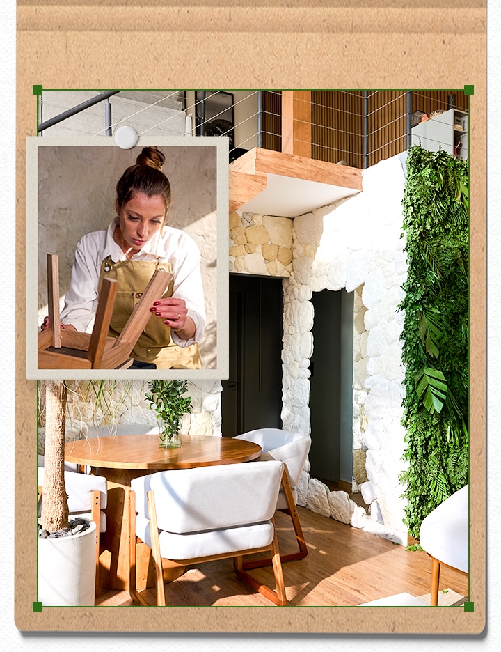 Carol trabajando en una silla de madera, ubicada junto a un espacio interior acogedor con sillas blancas y decoración natural.