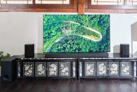 El televisor está colocado en la sala de estar.