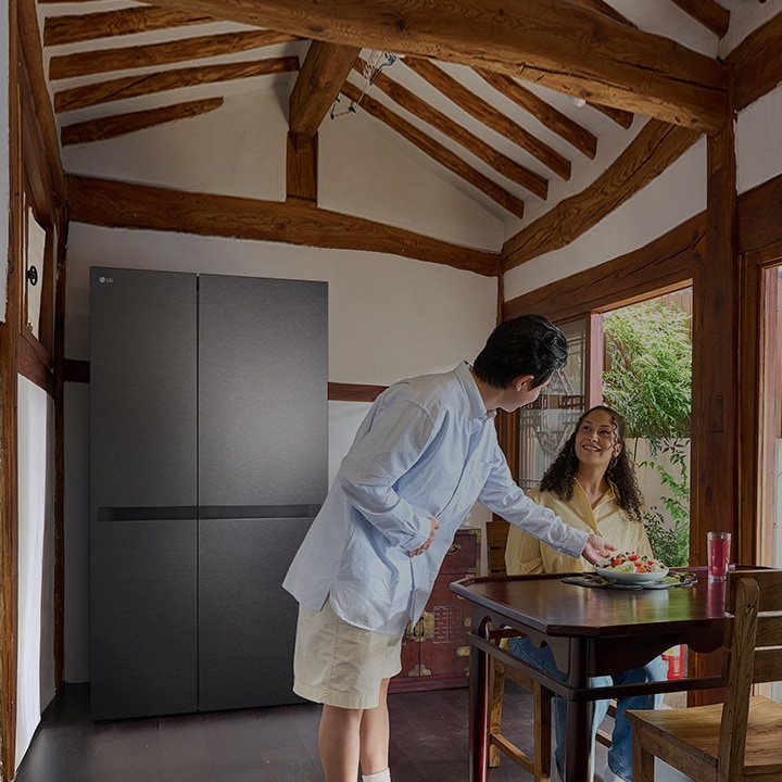 El video muestra a un huésped en una casa de huéspedes hanok viendo una película, escuchando música y disfrutando del desayuno con electrodomésticos LG.